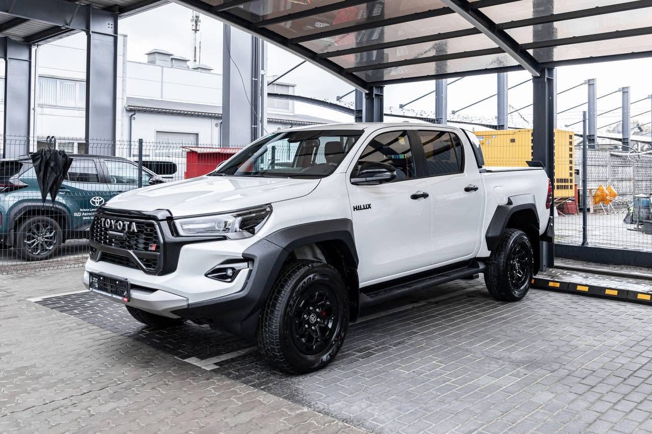 blagodiinii-fond-antona-suxnina придбав новенький позашляховик Toyota Hilux бойовим підрозділам