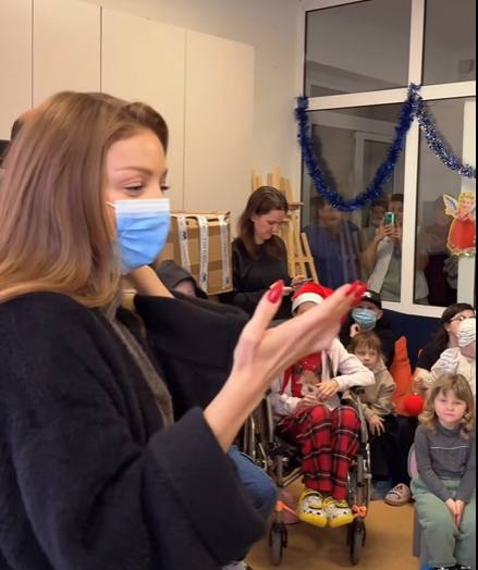 Тіна Кароль і Манівео домомагають дітям