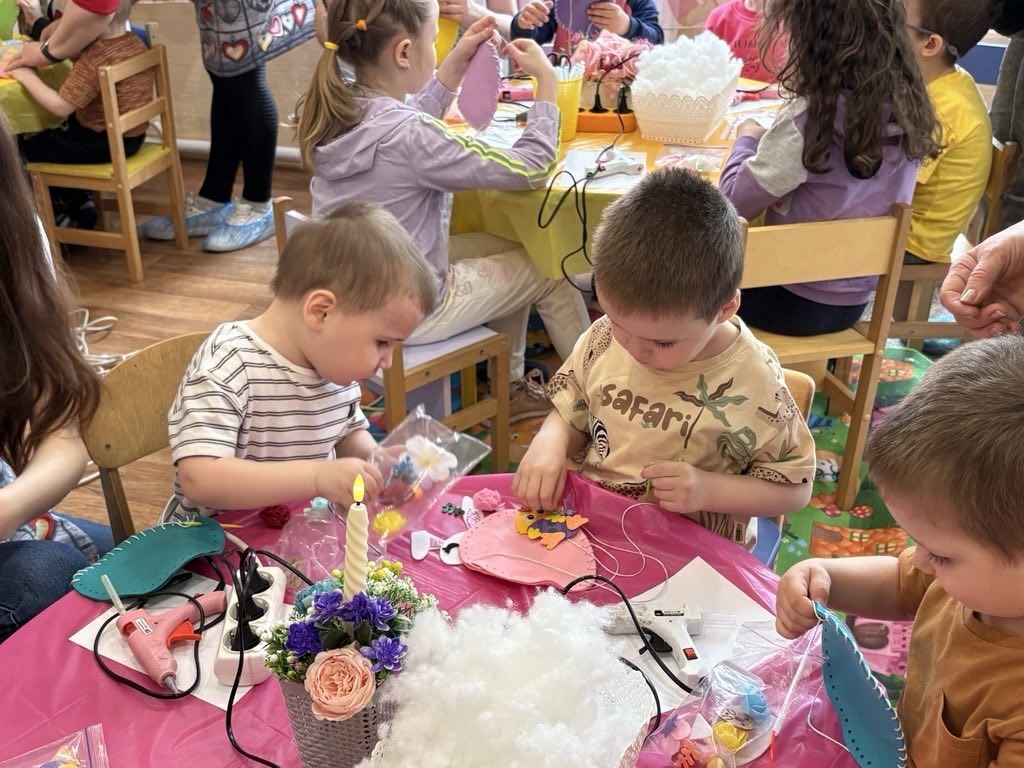 подарунки діткам від Манівео